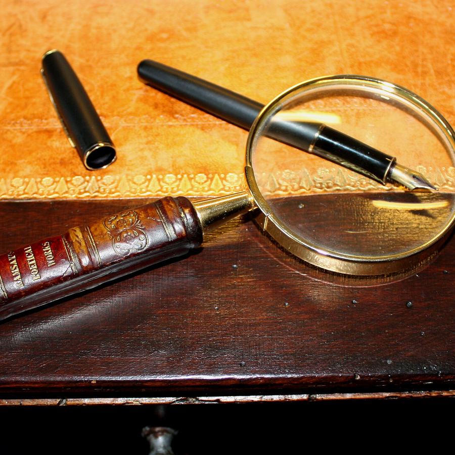 Loupe posée sur un document