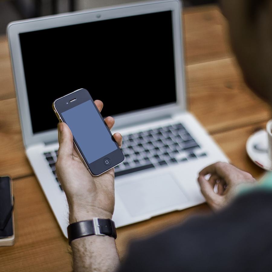 Téléphone posé sur un bureau