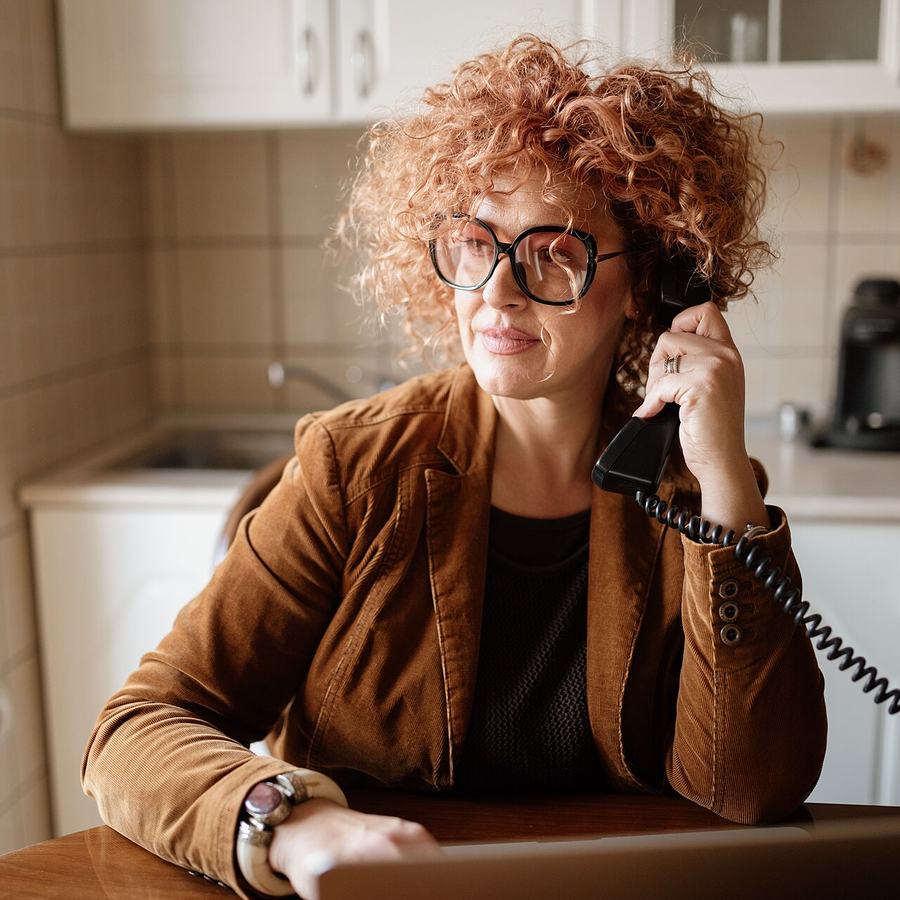Agent de police au téléphone