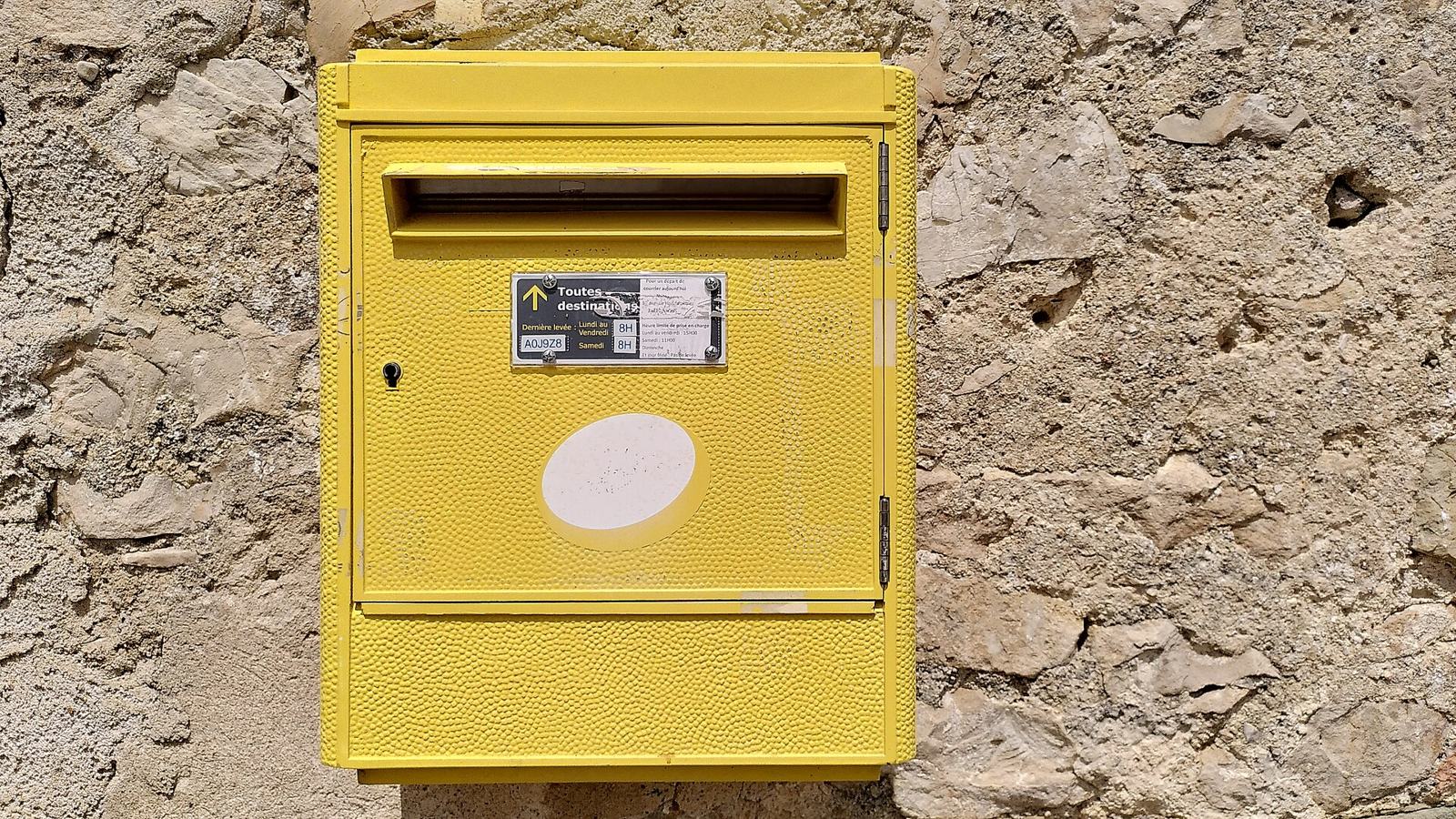 Courrier dans une boîte aux lettres